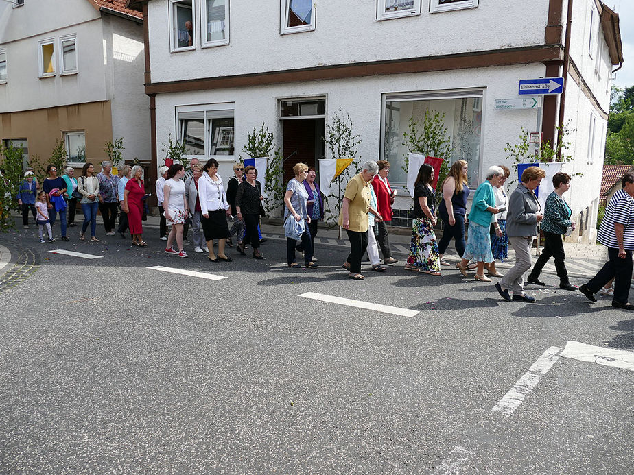 Fronleichnamsprozession durch die Straßen von Naumburg (Foto: Karl-Franz Thiede)